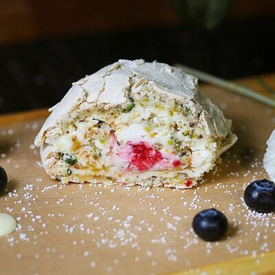 Меренговый рулет Фисташка-малина в ИТЛЕ Стейк-кафе Halal по цене 290