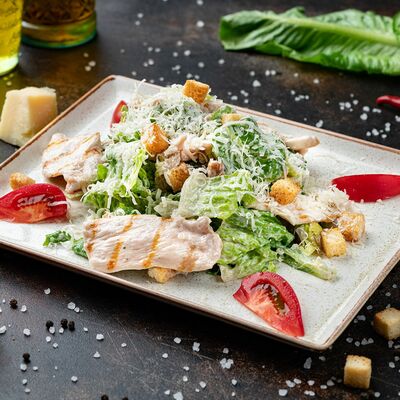 Салат Цезарь с курицей в Pioppo Albero по цене 948 ₽