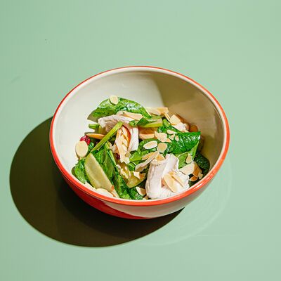 Салат с индейкой, вяленой клюквой и яблоком в Italiani по цене 495 ₽