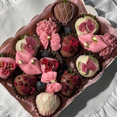 Клубника в шоколаде коробочка 12 ягод Поцелуй в Bloom House по цене 2450 ₽