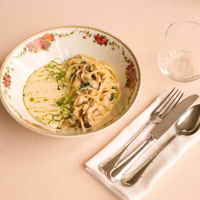 Спагетти с цыпленком, грибами и шпинатом в Моне по цене 860 ₽