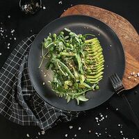 Зелёный салат с авокадо и спаржей в Жарим мясо
