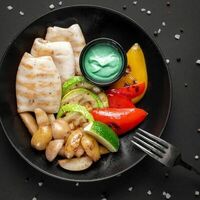 Кальмар с овощами на гриле в Mesto Sushi & Grill