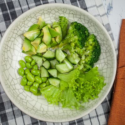 Салат с бобами эдамаме, огурцами и брокколи в Eat fresh по цене 390 ₽