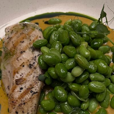 Куриная грудка с эдадамэ в соусе карри в Старый город по цене 500