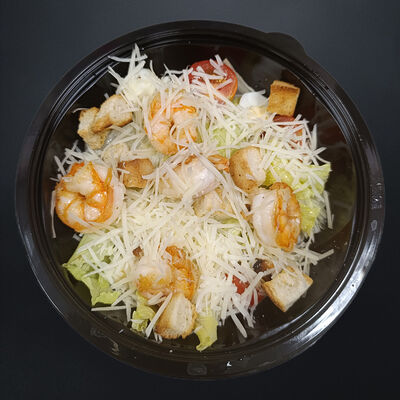 Цезарь с креветкамив Пицца vs Роллы по цене 580 ₽