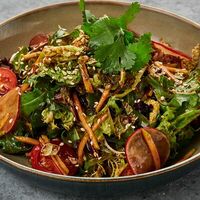 Салат с хрустящей уткой и соусом Хойсин в Japan Corner