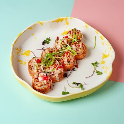 Ролл с опаленным лососем и острым тунцом в Точка Вкуса по цене 629 ₽