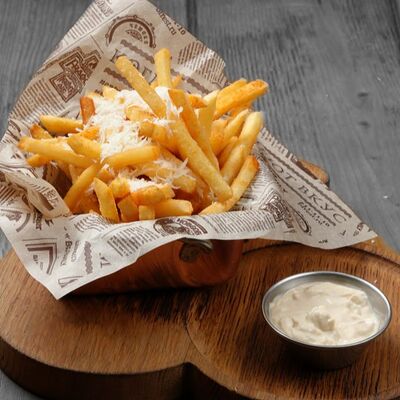 Картофель фри с пармезаном и трюфельным соусом в Jager restopub по цене 640 ₽