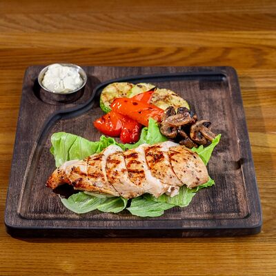 Стейк из куриной грудки с овощами гриль в Хосперкафе бульвар по цене 940 ₽