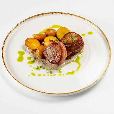 А-ля буржуа из свиной вырезки с картофелем бэйби в Космос по цене 900 ₽