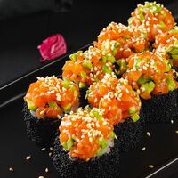 Black ролл тартар из лосося и авокадо в Sushi7