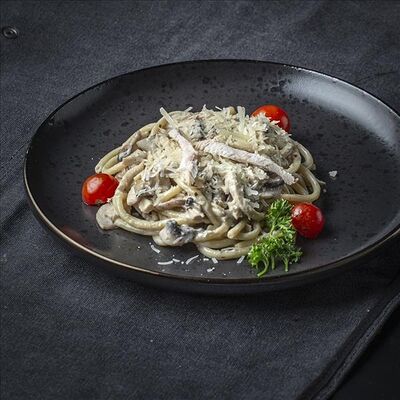 Паста с курицей и грибами в сливочном соусе в Пивная дичь по цене 700 ₽