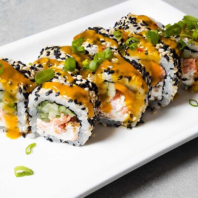 Калифорния с жареным лососем под соусом манго-чилив Rock & Roll Sushi по цене 620 ₽