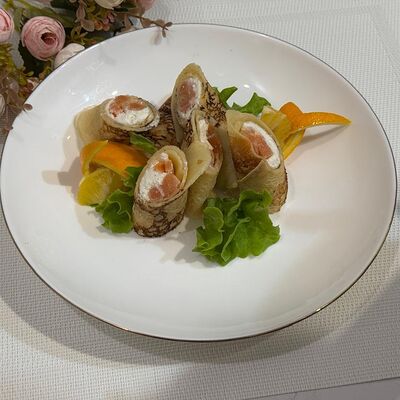 Блинчики с сёмгой и крем-чизом в Гостиный дворик по цене 950 ₽