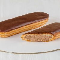 Эклер шоколадный в MaxBakery