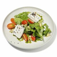 Греческий с куриным филе и песто из цукини в Kiss