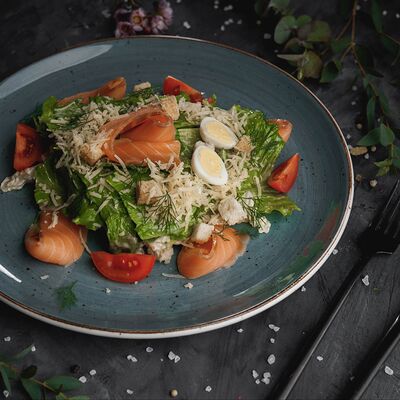 Салат Цезарь с лососем в Асгард по цене 792 ₽