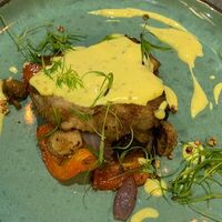 Буженина с обжаренными овощами и сливочно-горчичным соусом в Penates