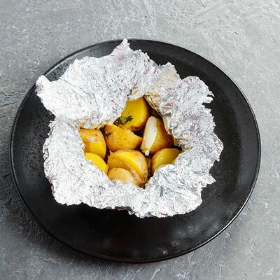 Печеный картофель с тимьяном и чесноком в Jager Meet to Eat по цене 440 ₽