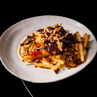 Фри с рванной говядиной в Soul&Spirits по цене 829 ₽