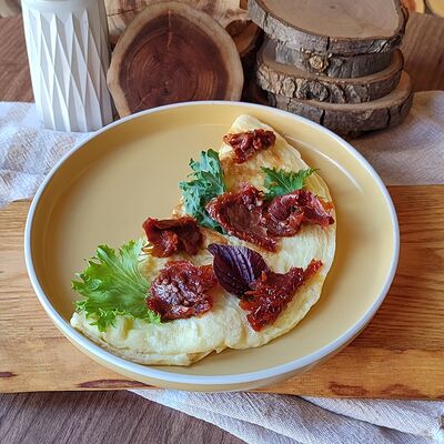 Омлет с вялеными томатами в Про Булки кафе-пекарня по цене 260 ₽