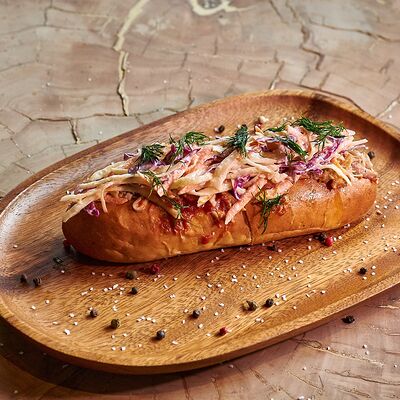 Хот-дог с рваной говядиной с соусом фантазия в Chipock Premium по цене 590 ₽