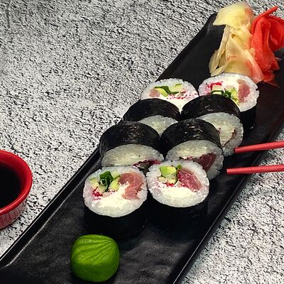 Футомаки с тунцом в Sushi-Дзен по цене 450 ₽