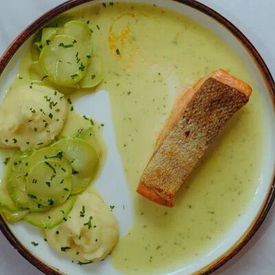 Стейк форели с цукини и пюре в Роланд по цене 1500 ₽