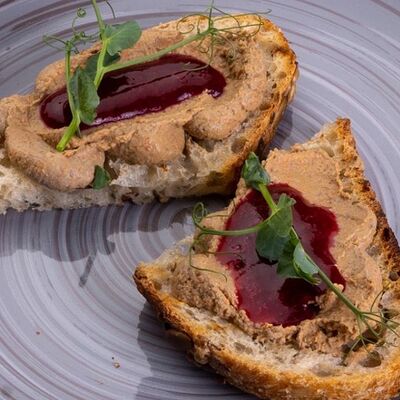 Брускетта с куриным паштетом и ягодным соусом в 801 по цене 520 ₽