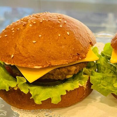 Белый бургер с мраморной говядиной в Кондитерская Эклер по цене 583 ₽