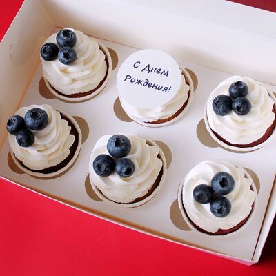 6 капкейков с ягодами голубики и табличкой с днем рожденияв Savoro по цене 3090 ₽
