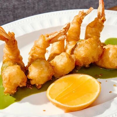 Хрустящие креветки с соусом из каперсовв АFINA по цене 950 ₽