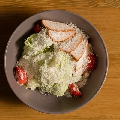 Цезарь с куриным филев Lil Brazil по цене 520 ₽