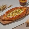 Хачапури лодочка с курочкой и соусом чкмерули в Dostaевский по цене 665