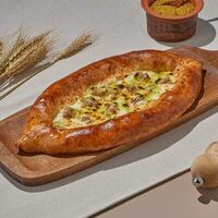 Хачапури лодочка с курочкой и соусом чкмерули в Dostaевский