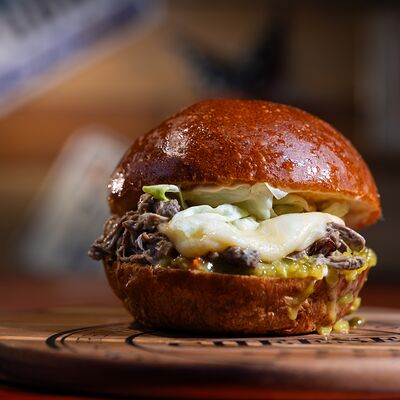 Бургер с рваной говядинойв CHEF BURGER по цене 695 ₽