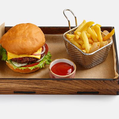 Бургер с говяжьей котлетой и картофелем фри в Coffee Boom по цене 900 ₽