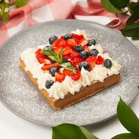С клубникой, голубикой и творожным кремом в Кофейня Philter