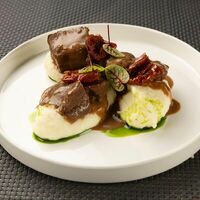 Томленая телятина с пюре и соусом демигласв YUMMY