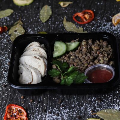 Отварная грудка с Креольским соусом с чечевицей в специях в Кафе RSC по цене 245 ₽