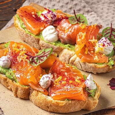 Брускетта с лососем и авокадо в Седло по цене 710 ₽