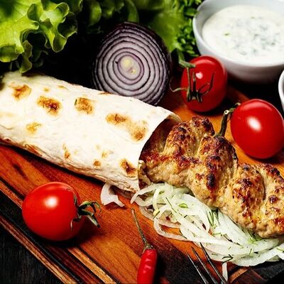 Люля-кебаб из говядины в лаваше в Мираж по цене 380 ₽
