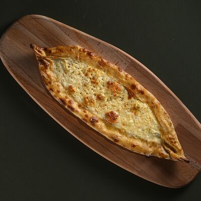 Хрустящая лодочка с тремя видами сыра в Cascade по цене 650 ₽