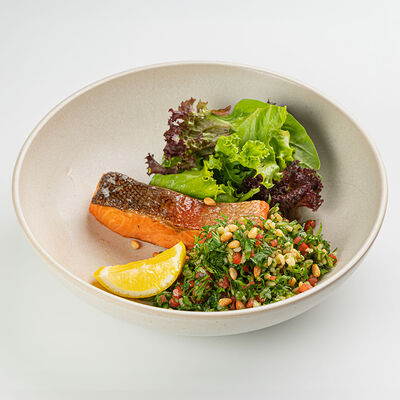 Форель с салатом табуле в Южанин по цене 168000 сум