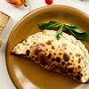 Закрытая пицца кальцоне с беконом в Прошуттерия по цене 24