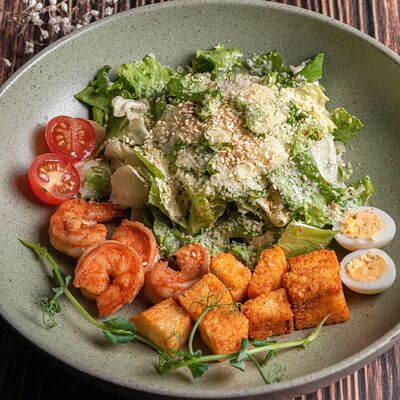 Салат Цезарь с креветками в Старый Ереван по цене 1185 ₽