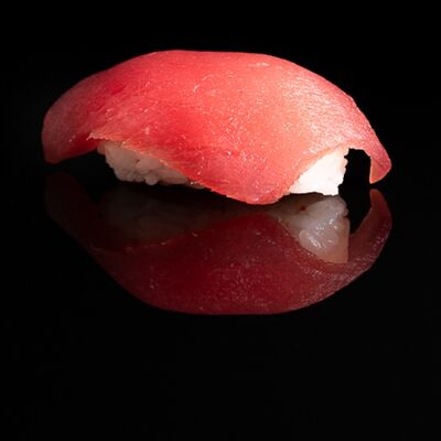 Суши с тунцом в Sushiland по цене 195 ₽