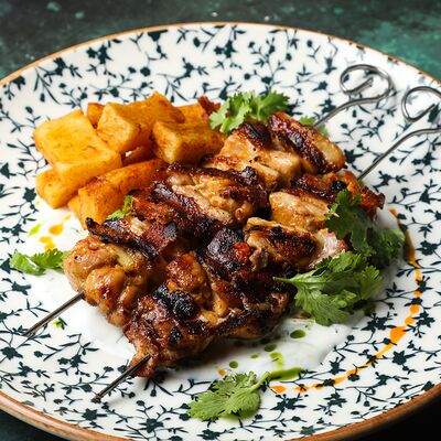 Шашлычок из куриного бедра с картофелем конфи в SAGA по цене 520 ₽