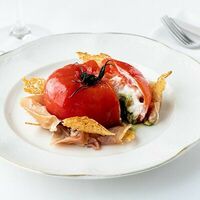 Томат, страчателла, песто и хурма в Cape